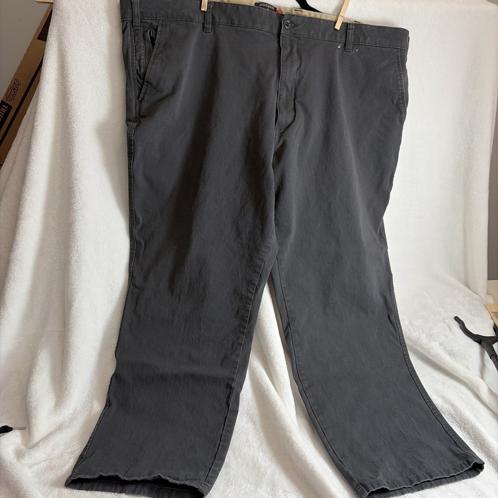 DockERS Men's Dark Gray Straight Fit Flat Front Khakis Chinos 46‎